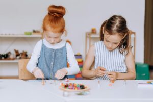 pexels-mikhail-nilov-8923742-300x200 Como Está a Educação Financeira dos Seus Filhos?